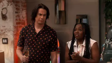 Camisa Romanza de AllSaints usada por Spencer Shay (Jerry Trainor) como se ve en iCarly (S01E01)