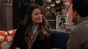 Maje My Sweetie Knitted Cardigan usado por Carly Shay (Miranda Cosgrove) como se ve en iCarly (S01E01)