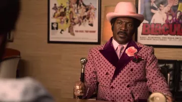 Chaqueta de traje estampada rosa con cuello de terciopelo usada por Rudy (Eddie Murphy) en el armario Dolemite Is My Name