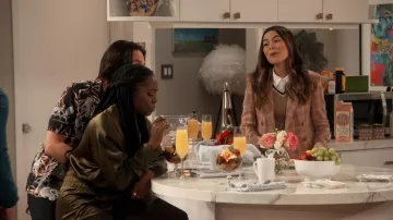 Devine Heritage Olive Joggers usados por Harper (Laci Mosley) como se ve en iCarly (S01E01)