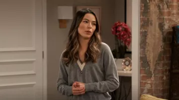 Sandro Simone Pull porté par Carly Shay (Miranda Cosgrove) vu dans iCarly (S01E02)