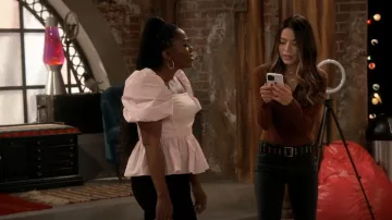 AllSaints Grommet Cinturón de cuero usado por Carly Shay (Miranda Cosgrove) como se ve en iCarly (S01E02)