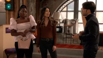 INC International Concepts Tracyy Croco Bucket Bag usado por Harper (Laci Mosley) como se ve en iCarly (S01E02)