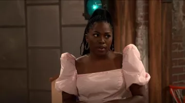 Cinq à Sept Maura Puff-Sleeve Top porté par Harper (Laci Mosley) vu dans iCarly (S01E02)