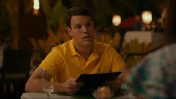 Polo Ralph Lauren Polo de aleta amarilla usado por Shane Patton (Jake Lacy) como se ve en The White Lotus (S01E02)