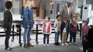 Vans Old Skool sneakers in black worn by Darlene Conner (Sara Gilbert) as seen in The Conners (S05E07)