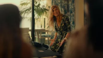 Diane Von Furstenberg Tallulah Wrap Vestido usado por Nicole Mossbacher (Connie Britton) como se ve en The White Lotus (S01E03)