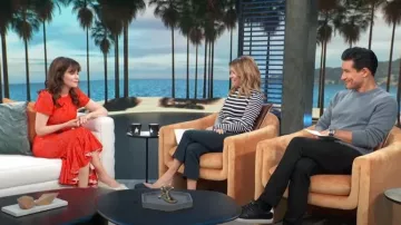 Rag & Bone The Knit Stripe Turtleneck Sweater porté par Kit Hoover vu dans Access Hollywood le 2 novembre 2022