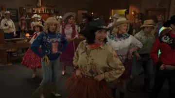 Eddie Bauer x Ilaria Urbinati Camisa de franela vaquera usada por Essie Karp (Stephanie Courtney) como se ve en The Goldbergs (S10E07)