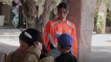 Balenciaga Hockey Panelled Long Sleeve Camiseta usada por Kim Kardashian como se ve en The Kardashians (S02E07)