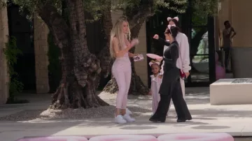 Logo Dior Jeans portés par Khloé Kardashian vus dans The Kardashians (S02E07)