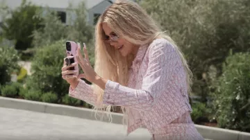 Veste imprimée logo Christian Dior portée par Khloé Kardashian vue dans The Kardashians (S02E07)