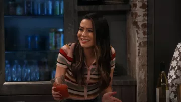 Alice + Olivia Colleen Polo usado por Carly Shay (Miranda Cosgrove) como se ve en iCarly (S02E03)