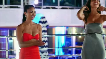 Shein Twist Cut Out Front Bodycon Vestido usado por Nicole como se ve en The Real Love Boat (S01E04)