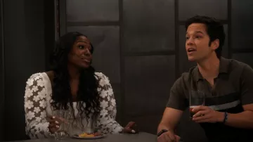 French Connection Juri Mozard Caballo Suéter usado por Harper (Laci Mosley) como se ve en iCarly (S02E03)