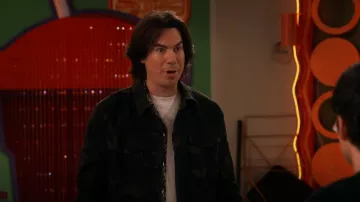 Blank Nyc Tie Dye Trucker In Naughty usado por Spencer Shay (Jerry Trainor) como se ve en iCarly (S02E03)