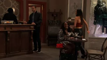 Steve Madden Patent Bworldly Bag usado por Harper (Laci Mosley) como se ve en iCarly (S02E03)