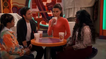 Alice + Olivia Cashmere Ciara Cable Knit Cropped Sweater usado por Carly Shay (Miranda Cosgrove) como se ve en iCarly (S02E03)