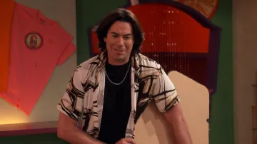 Camisa Zara Abstract Print usada por Spencer Shay (Jerry Trainor) como se ve en iCarly (S02E03)