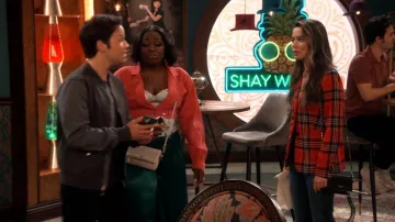 Kate Spade Foliage Plaid Blazer usada por Carly Shay (Miranda Cosgrove) como se ve en iCarly (S02E04)