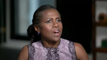 Robe Georgette en dentelle bondée Gucci portée par Deborah Roberts vue dans Good Morning America le 3 novembre 2022