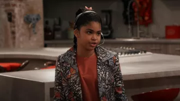 Aqua X Mary Katrantzou Chaqueta de cuero con estampado de mariposas usada por Millicent (Jaidyn Triplett) como se ve en iCarly (S02E04)