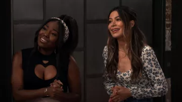 Reformation Reign Top In Milanesa usado por Carly Shay (Miranda Cosgrove) como se ve en iCarly (S02E05)