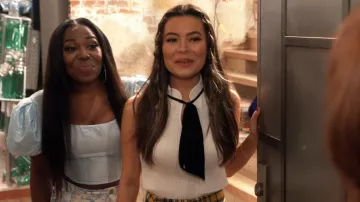 Blusa Dkny Tie-Neck Peplum usada por Carly Shay (Miranda Cosgrove) como se ve en iCarly (S02E05)