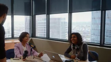 Pull Rag & Bone Hollis porté par Leah (Vella Lovell) vu dans So Help Me Todd (S01E06)