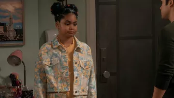 Chaqueta vaquera Urban Revivo con estampado floral usada por Millicent (Jaidyn Triplett) como se ve en iCarly (S02E05)