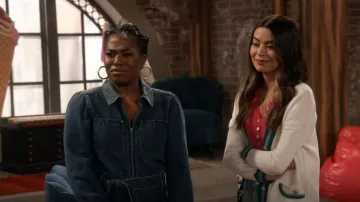 Cardigan à manches bouffantes avant porté par Carly Shay (Miranda Cosgrove) vu dans iCarly (S01E03)