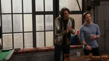 Straight To Hell Miles Cardigan usado por Spencer Shay (Jerry Trainor) como se ve en iCarly (S02E06)
