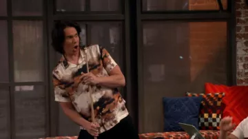 Topman Abstract Print Camisa de manga corta usada por Spencer Shay (Jerry Trainor) como se ve en iCarly (S01E03)