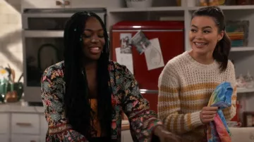 Suéter de rayas amarillas madre usado por Carly Shay (Miranda Cosgrove) como se ve en iCarly (S01E03)