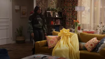 Chaqueta Reebok Cardi B usada por Harper (Laci Mosley) como se ve en iCarly (S02E06)