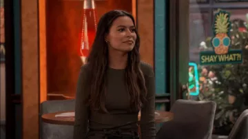 Ted Baker Eeffii Suéter acanalado usado por Carly Shay (Miranda Cosgrove) como se ve en iCarly (S02E07)
