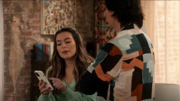 BCBGeneration Cropped Knit Sweater Top usado por Carly Shay (Miranda Cosgrove) como se ve en iCarly (S01E03)