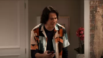 Camisa Revere relajada de Asos Design usada por Spencer Shay (Jerry Trainor) como se ve en iCarly (S01E03)