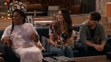 Sudadera Zara Tie Dye usada por Harper (Laci Mosley) como se ve en iCarly (S01E03)