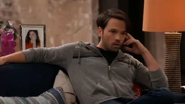 Aviator Nation 5 Stripe Zip Hoodie porté par Freddie Benson (Nathan Kress) vu dans iCarly (S01E03)