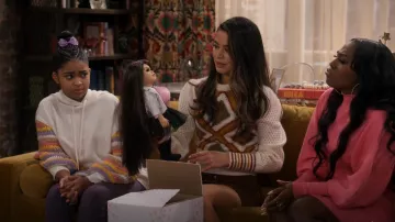 Glamorous Cream multi Knit Long Sleeve Jumper usado por Carly Shay (Miranda Cosgrove) como se ve en iCarly (S02E08)