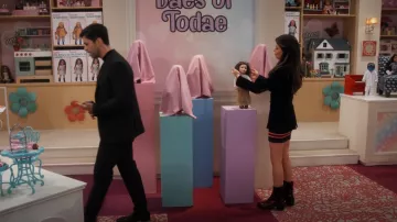 Rag & Bone Shiloh Patent Leather Combat Boots usadas por Carly Shay (Miranda Cosgrove) como se ve en iCarly (S02E08)