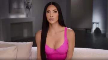 Balenciaga Lace Trim Mini Vestido usado por Kim Kardashian como se ve en The Kardashians (S02E07)