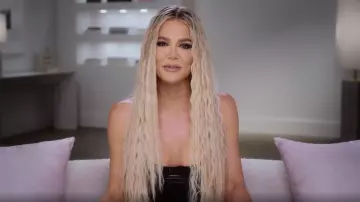 House of CB Tia Black Latex Bustier Bodysuit usado por Khloé Kardashian como se ve en The Kardashians (S02E07)