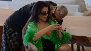 Robe slip Alexander Wang portée par Kourtney Kardashian vue dans The Kardashians (S02E07)