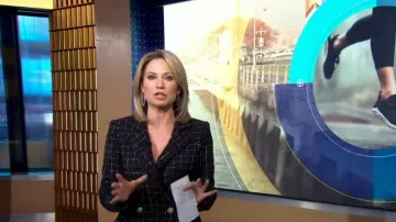 Chaqueta de doble pecho a cuadros Ronny Kobo Lily usada por Amy Robach como se ve en Good Morning America el 4 de noviembre de 2022