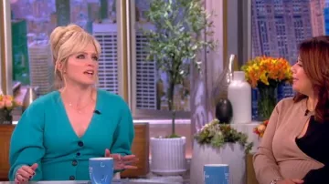 A.L.C. Nate Button Front Sweater Vestido usado por Sara Haines como se ve en The View el 4 de noviembre de 2022