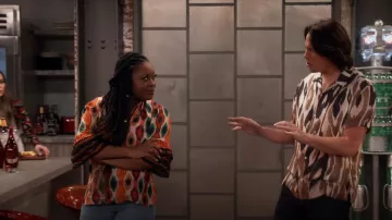 Alice + Olivia Julius Blusa usada por Maeve (Lyric Lewis) como se ve en iCarly (S01E12)