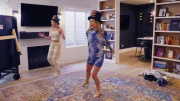 Tory Burch Tie Dye Seamless Bike Short usado por Angie H como se ve en The Real Housewives of Salt Lake City (S03E06)