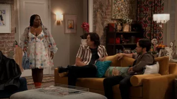 Staud Mini Meadow Vestido usado por Harper (Laci Mosley) como se ve en iCarly (S01E04)